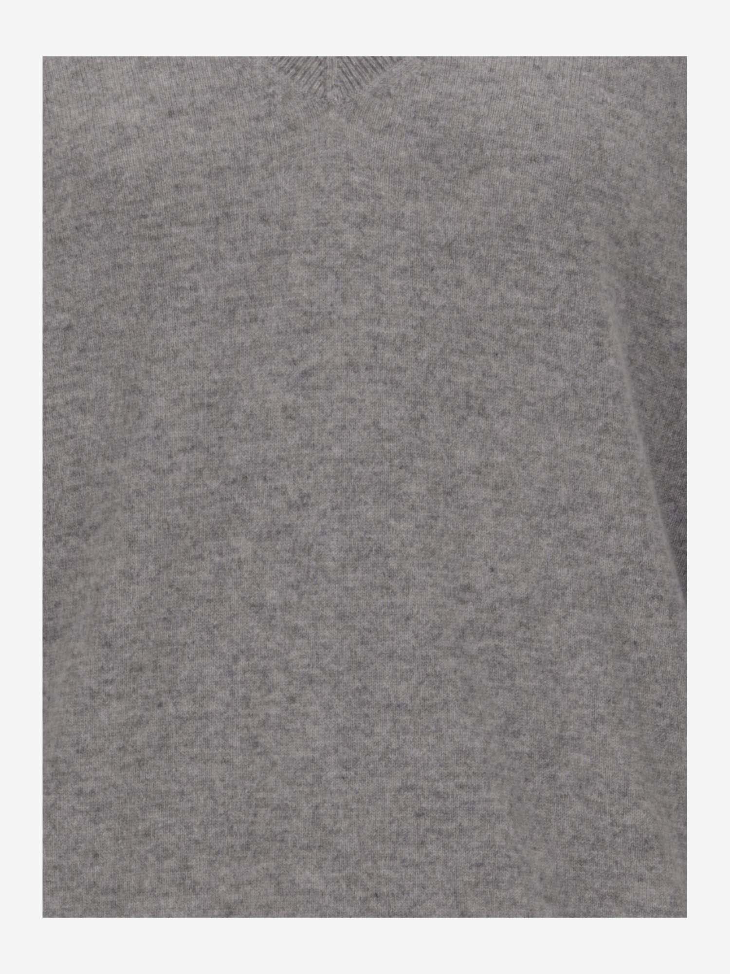Vince V-neck Cashmere Pullover With Ribbed Edges In Gray