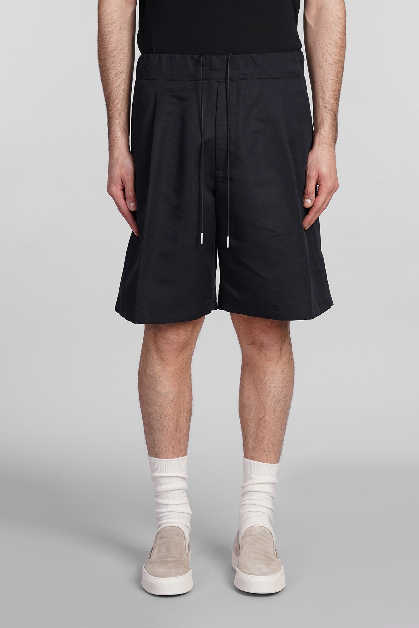 Shop Low Brand Tokyo Shorts In Black Linen