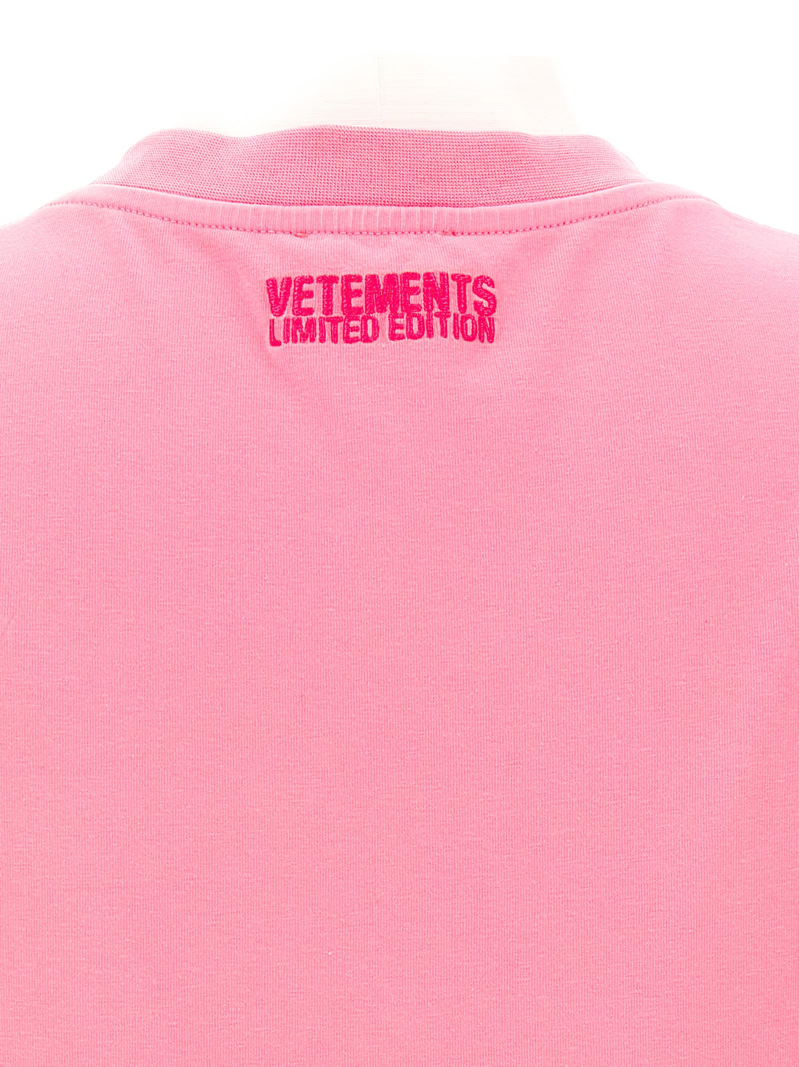 Shop Vetements Hello My Name Is  Cropped T-shirt In Fuchsia