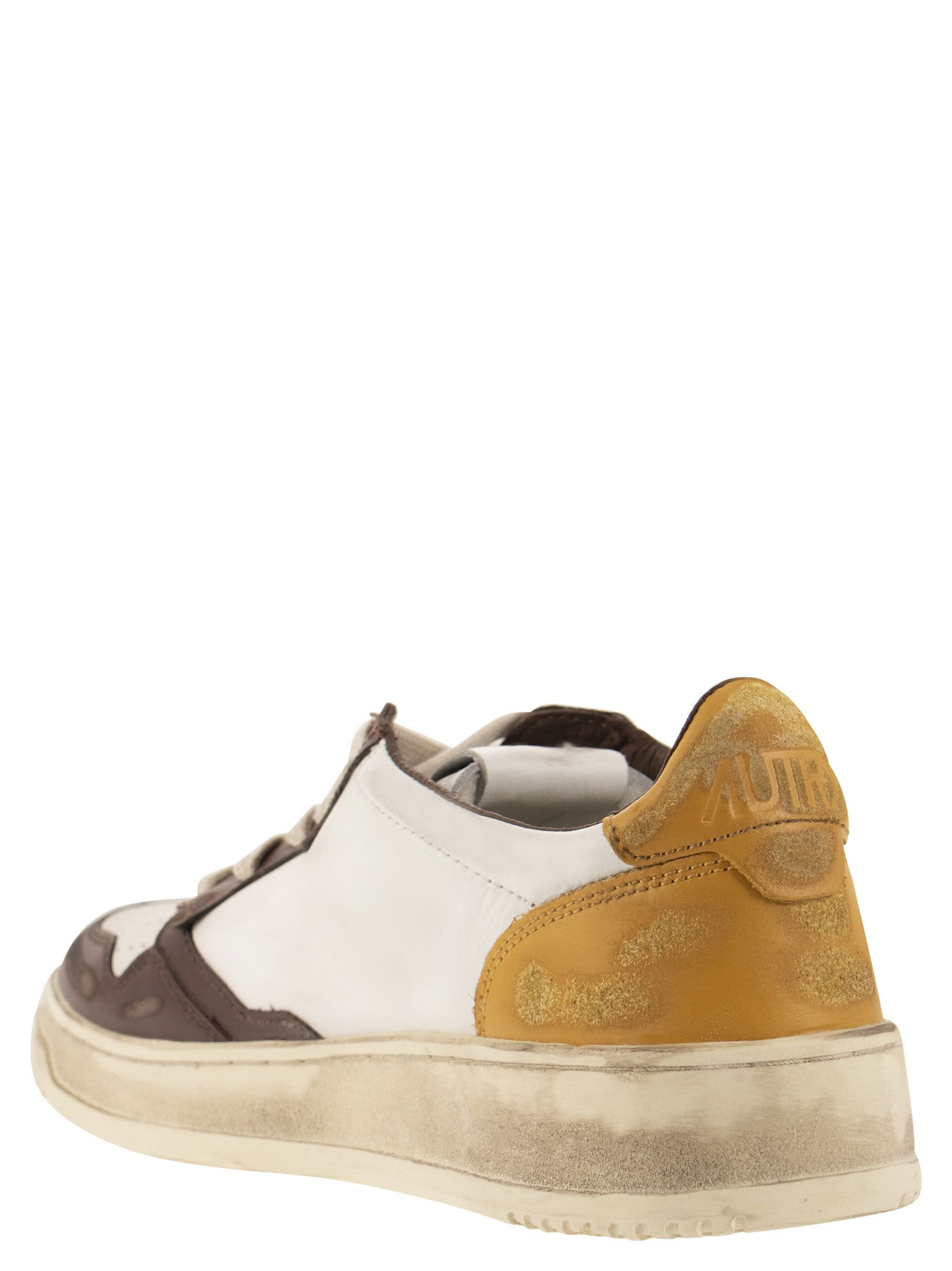 Shop Autry Medalist - Super Vintage Trainers In White/brown/honey