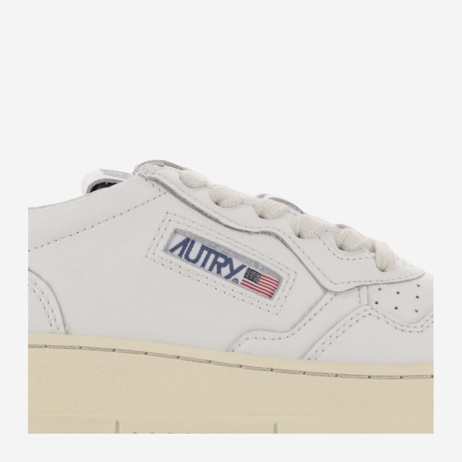 Shop Autry Low Medalist Sneakers In Bianco