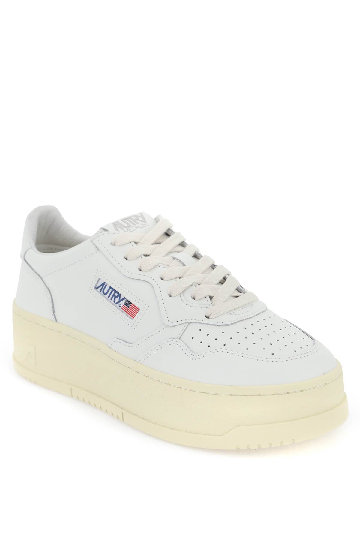 Shop Autry Medalist Low Sneakers In Bianco