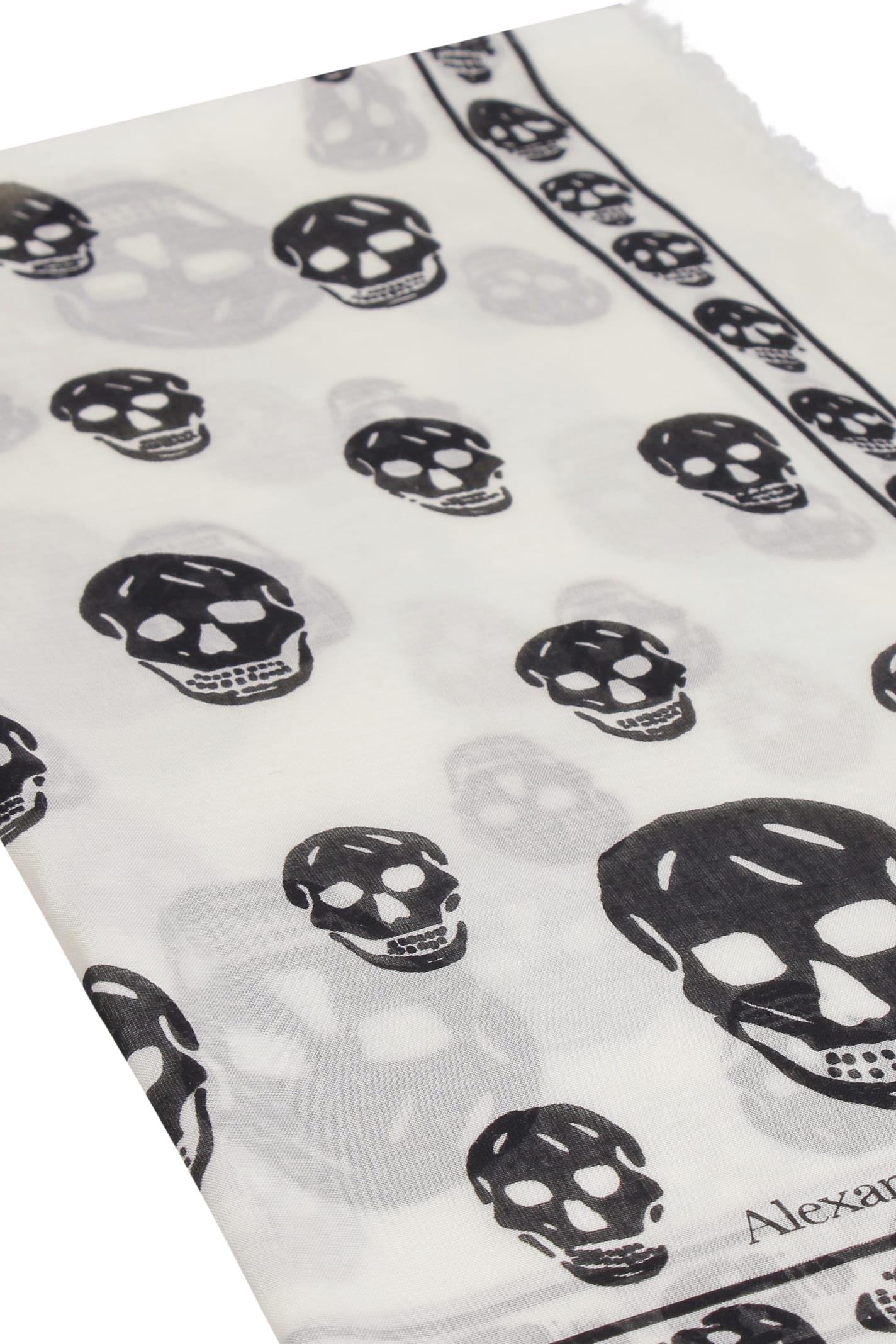 Alexander Mcqueen Contrasting Skull Print Scarf In White
