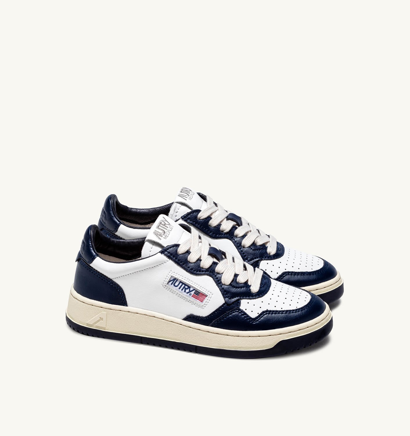 Autry Medalist Low Leather Sneakers In Wht/blue
