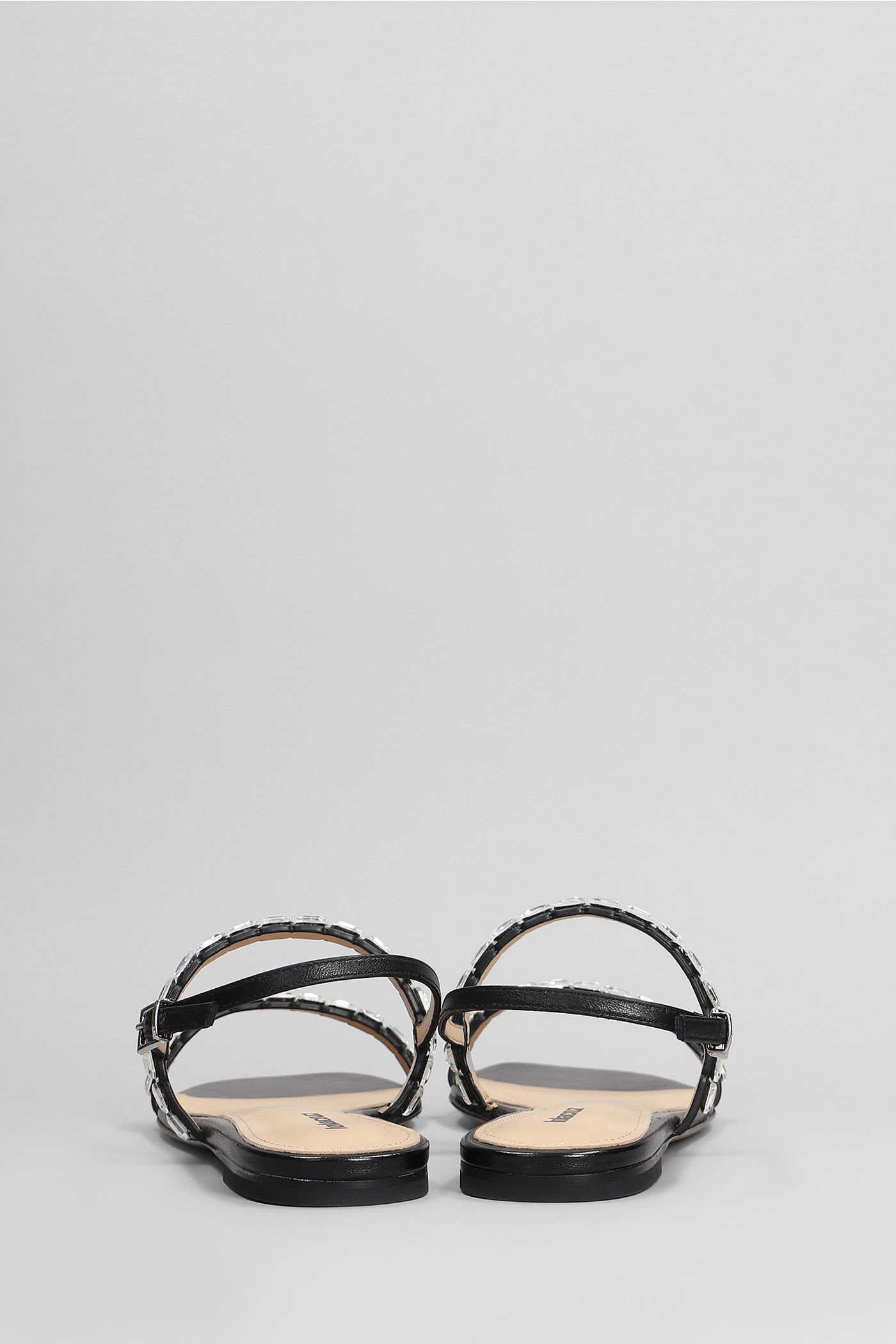 Lola Cruz Flats In Black Leather In Black