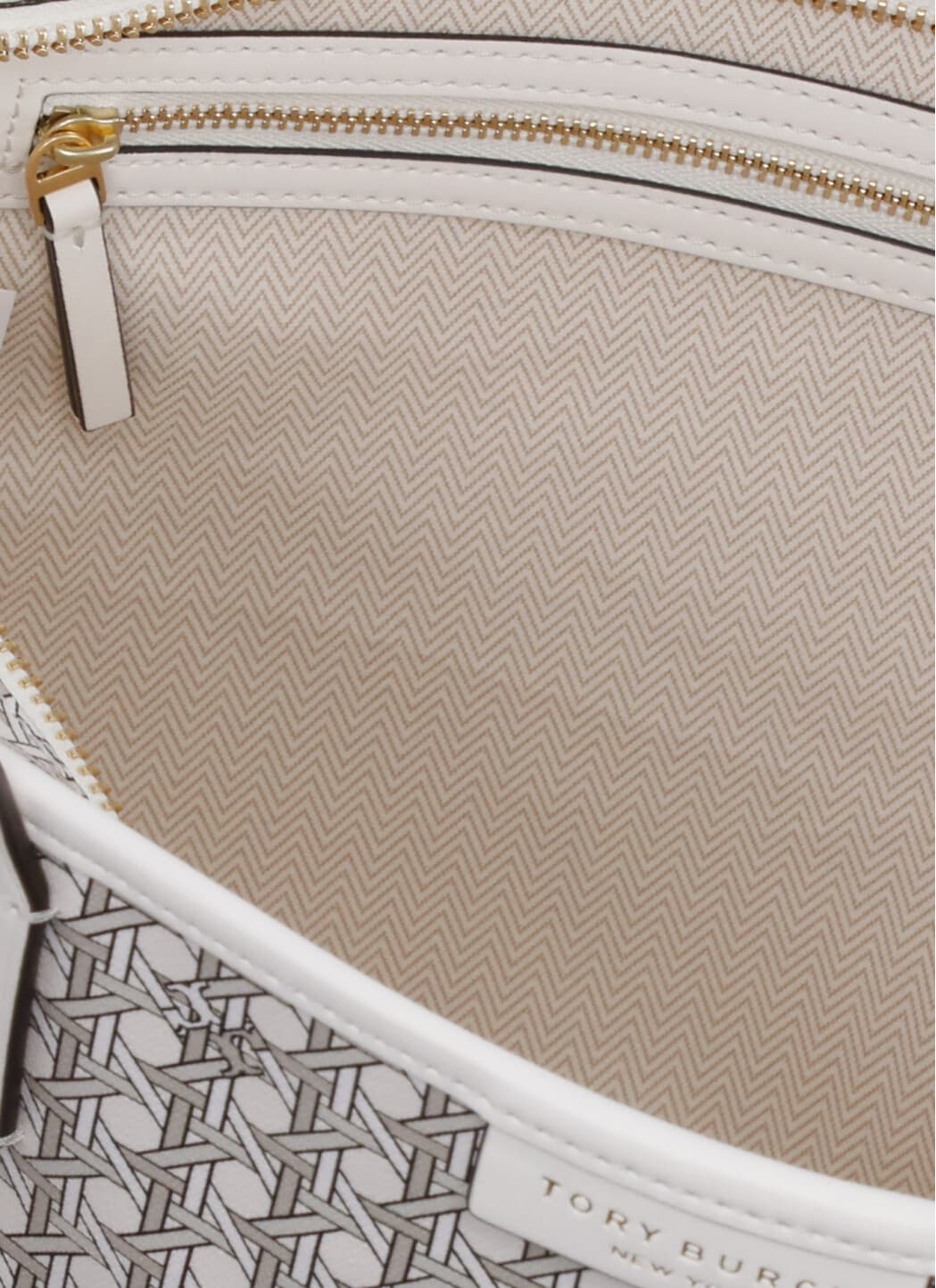 Shop Tory Burch Ever-ready Shoulder Bag In Ivory