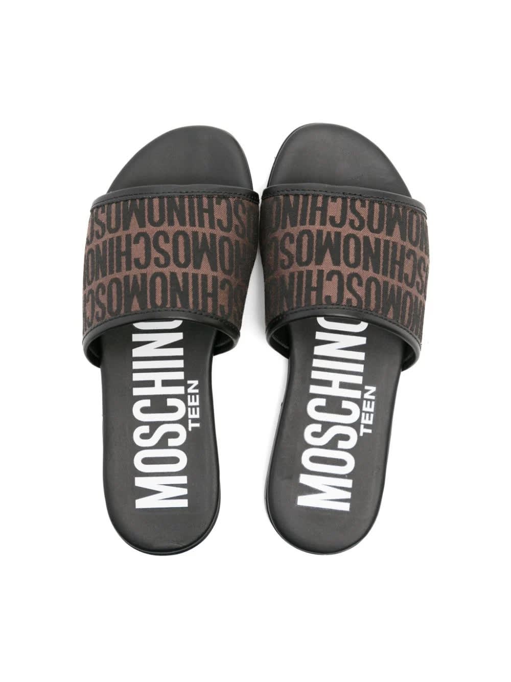Shop Moschino Sandali Slides Con Monogramma Jacquard In Brown