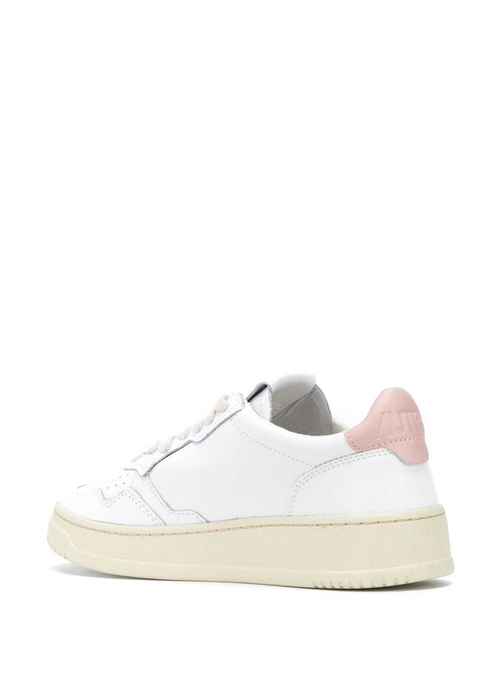 Shop Autry Medalist White Low Top Sneakers With Contrasting Heel Tab In Leather Woman