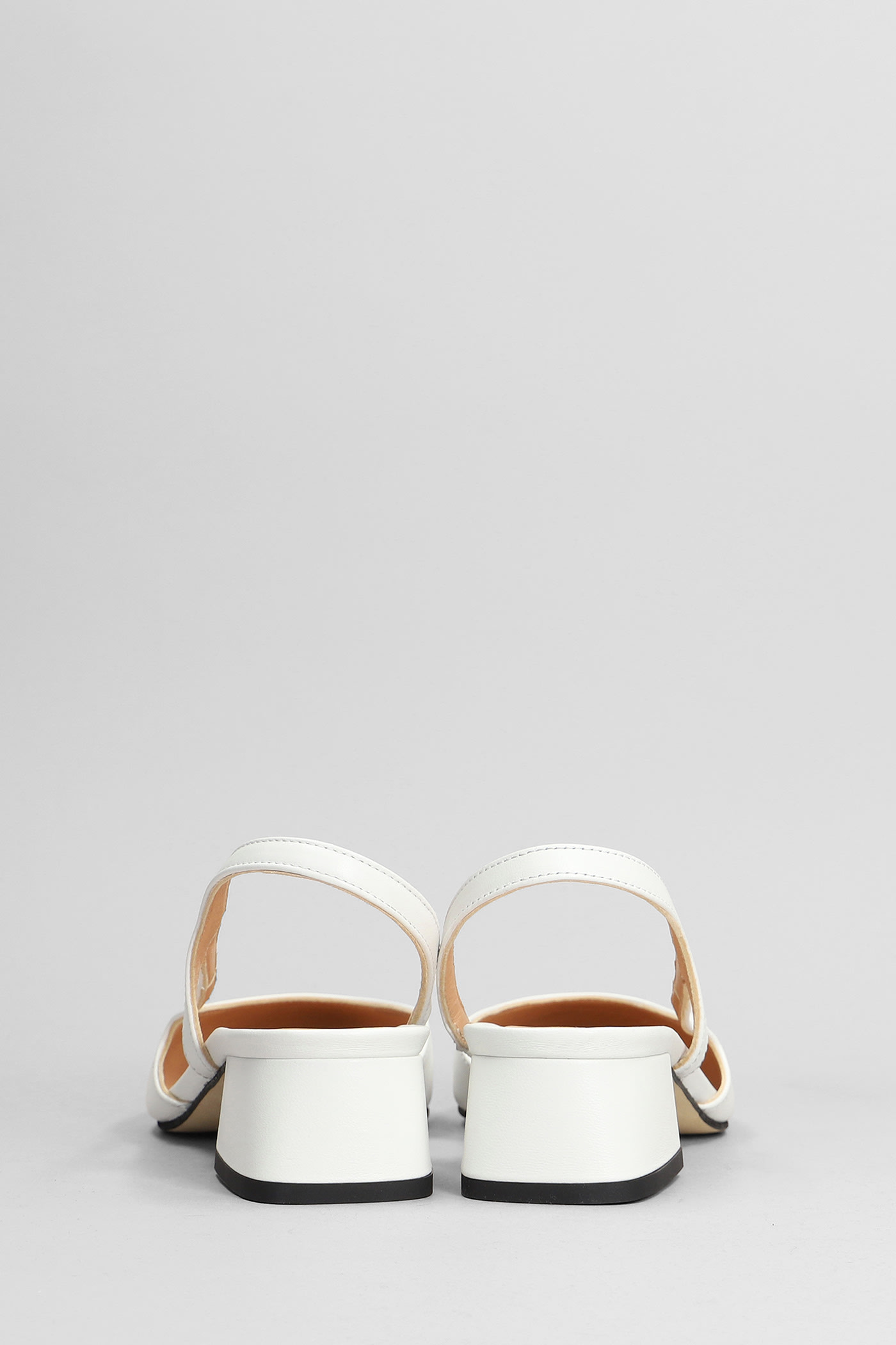 Julie Dee Pumps In White Leather In White
