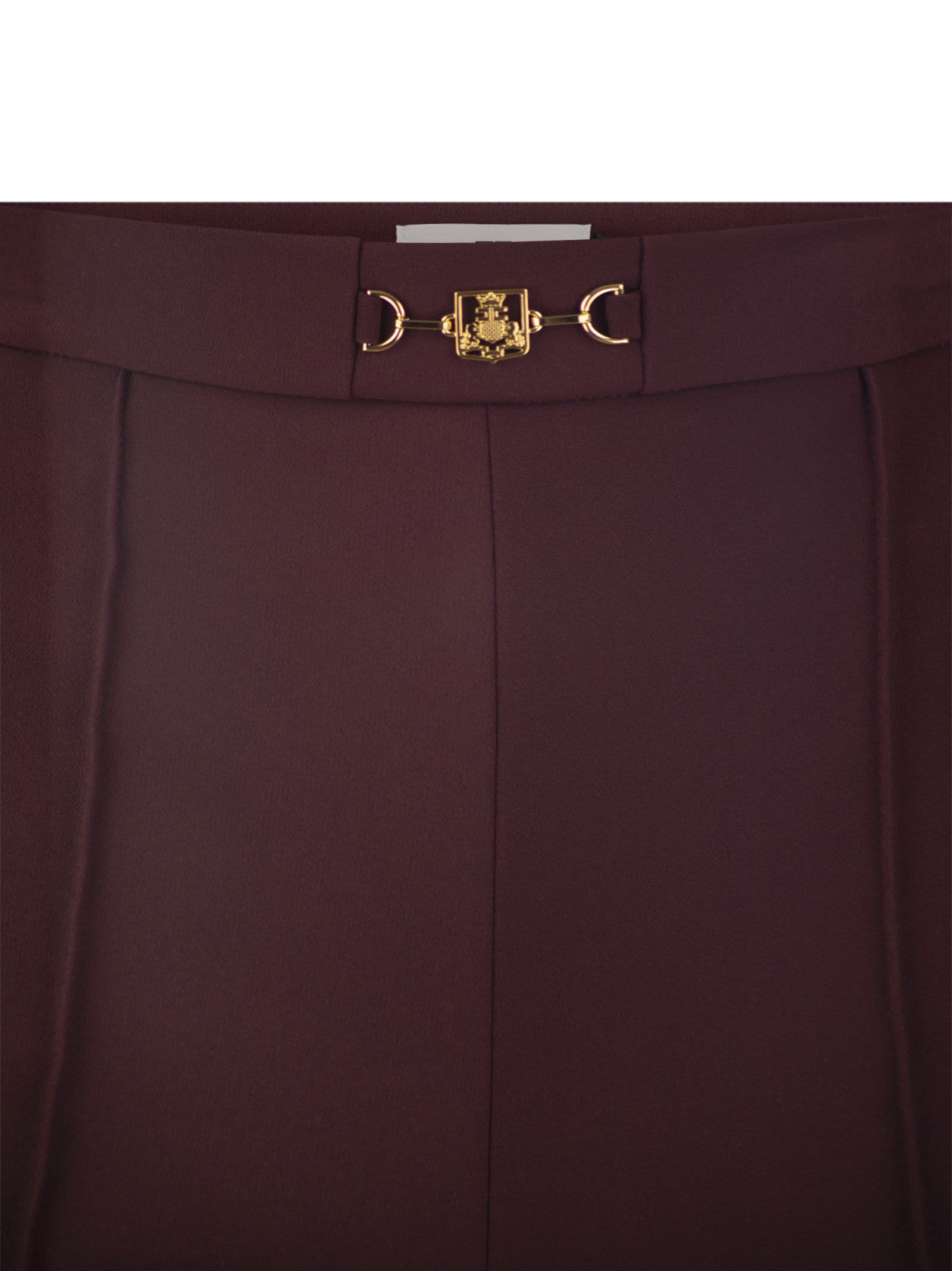 Shop Elisabetta Franchi Pantaloncini In Crêpe Stretch Con Morsetto In Bordeaux