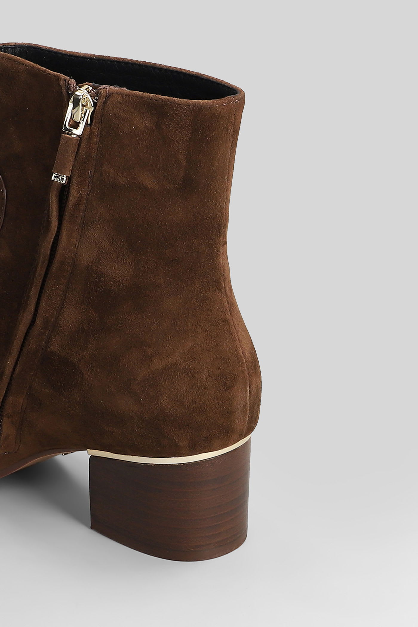 Lola Cruz Low Heels Ankle Boots In Brown Suede In Brown