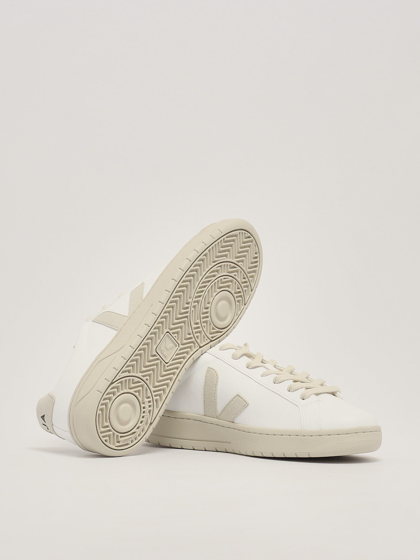 Shop Veja Sneakers Sneaker In Bianco