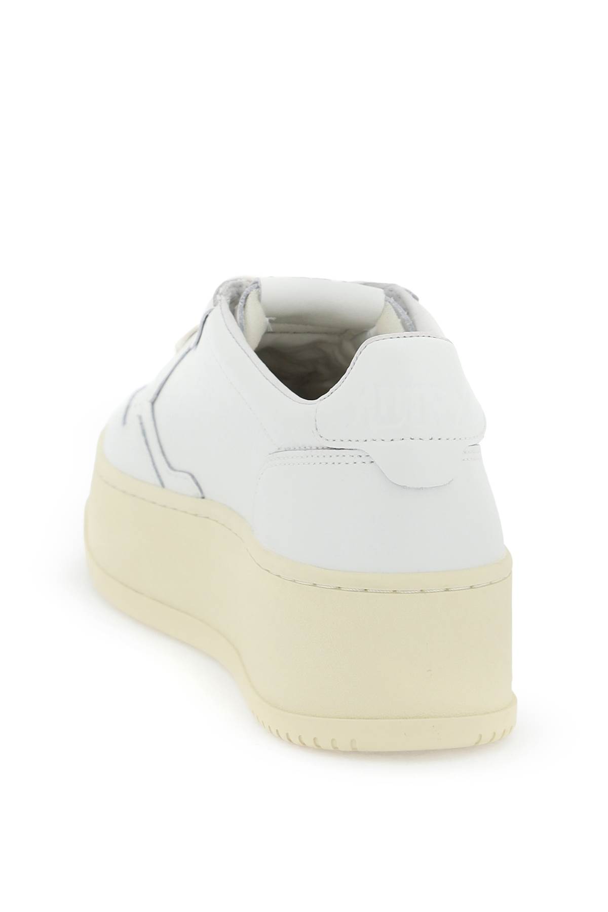 Shop Autry Medalist Low Sneakers In Bianco