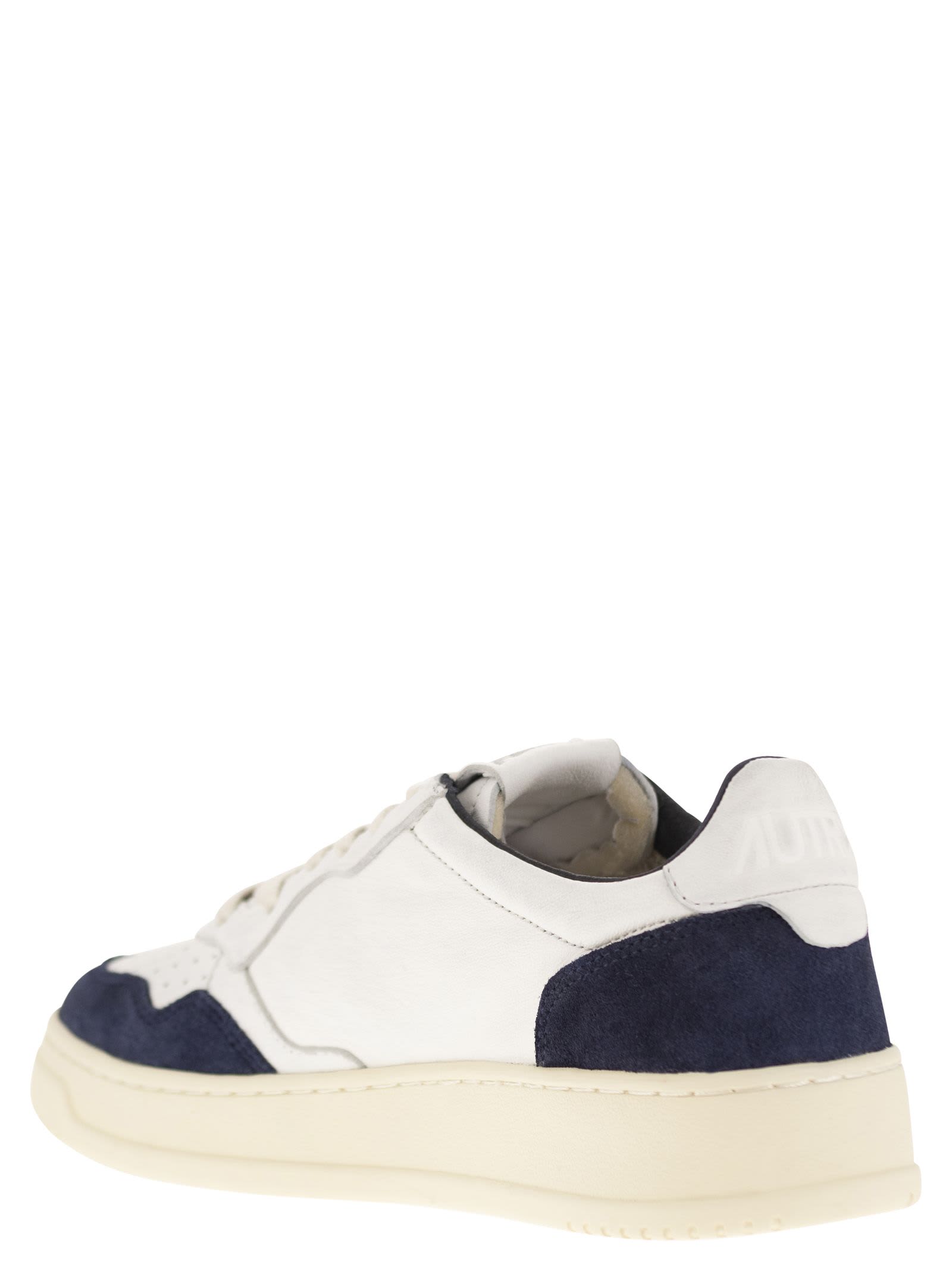 Autry Medalist Low Sneakers In White/blu