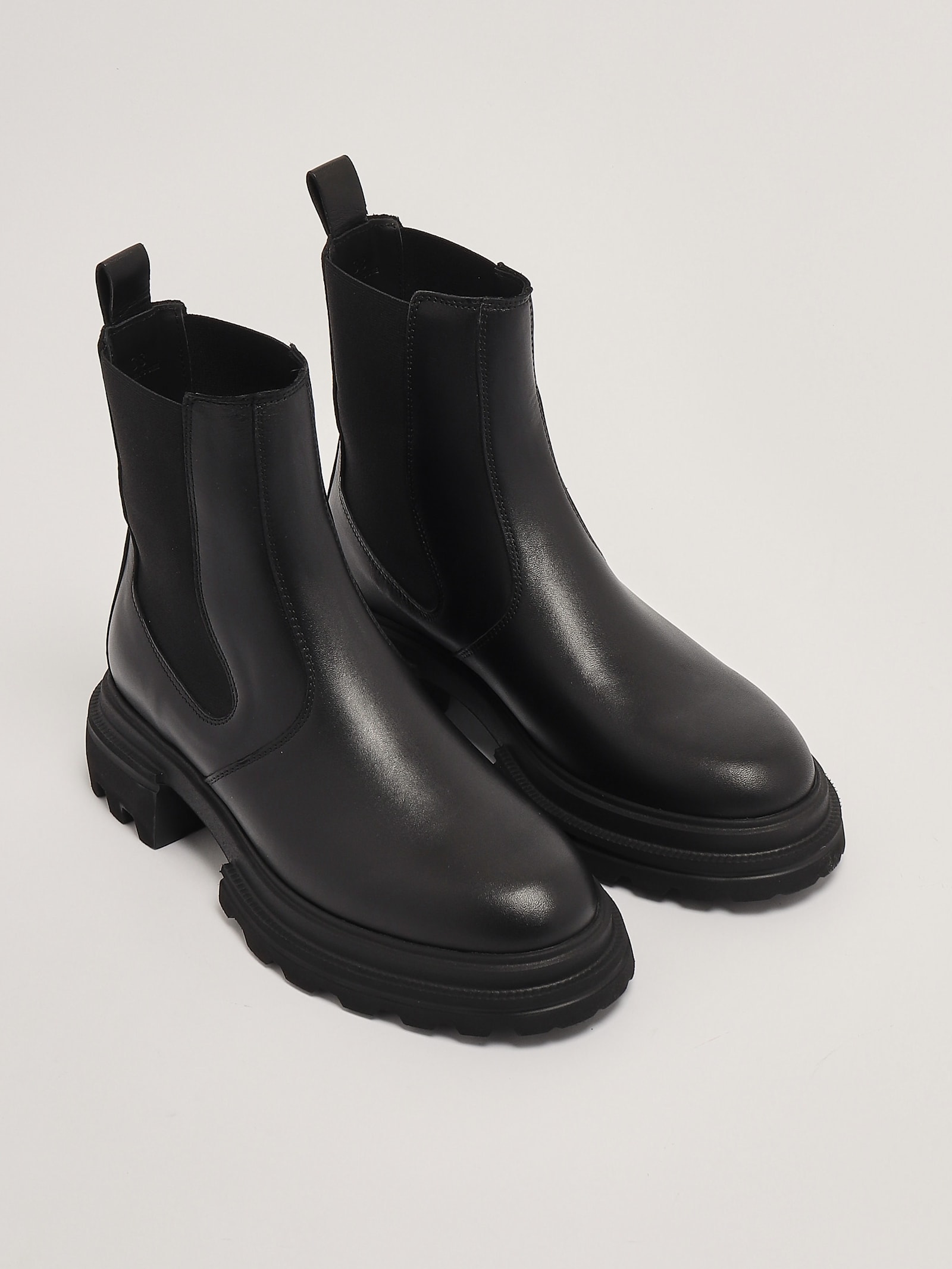 Shop Hogan H674 Chelsea Boots In Nero