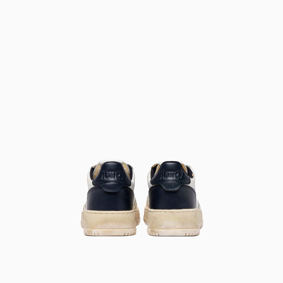 Autry Medalist Low Super Vintage Sneakers In White-black