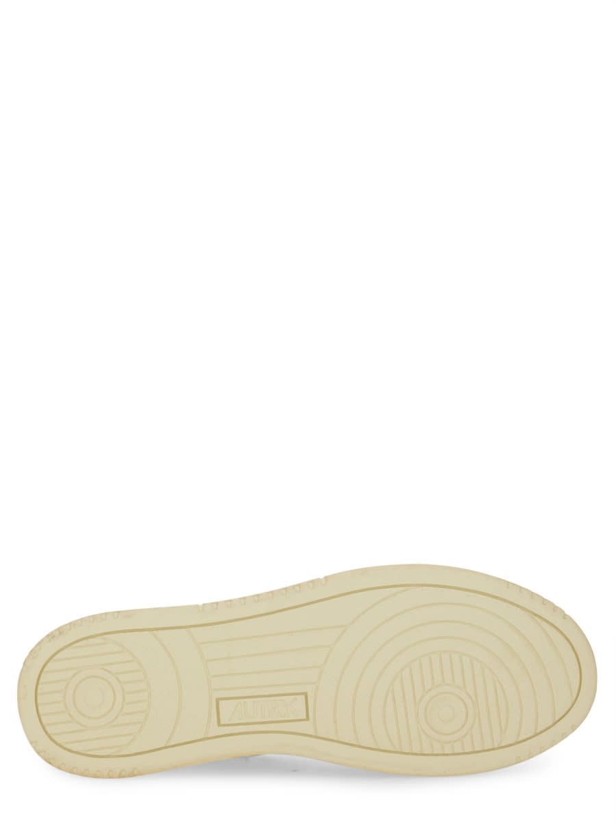 Autry Medalist Low Super Vintage Sneakers In Ivory