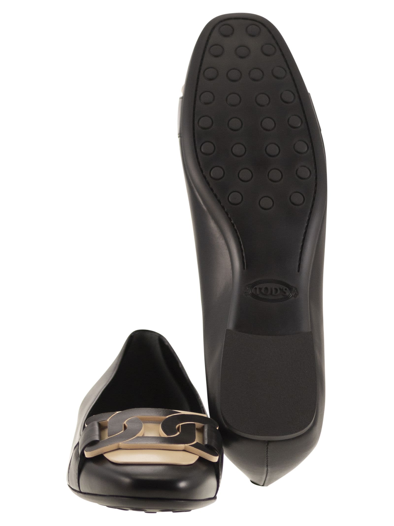 Shop Tod's Leather Ballerina With Chain In Black