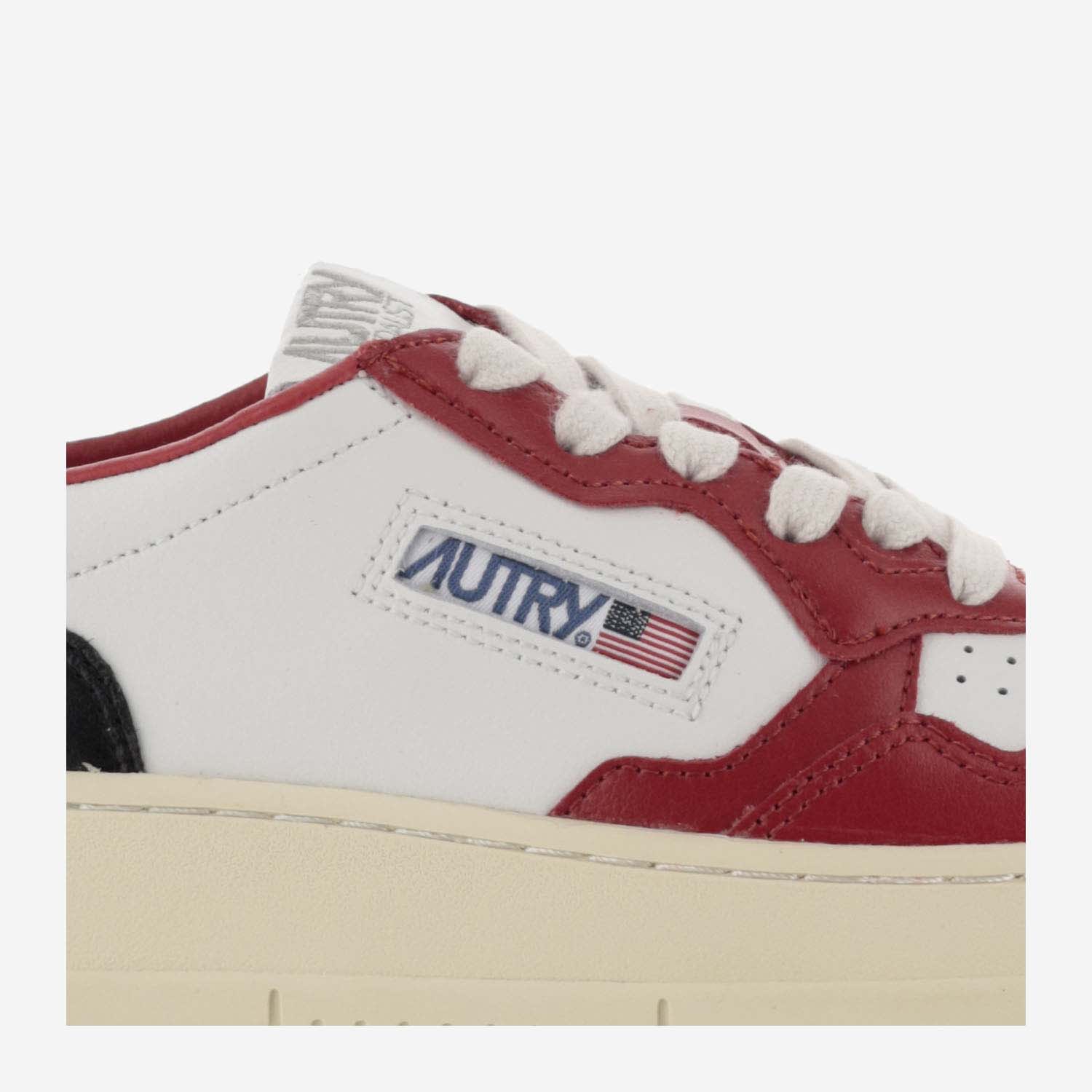 Shop Autry Low Medalist Sneakers In Bianco/rosso