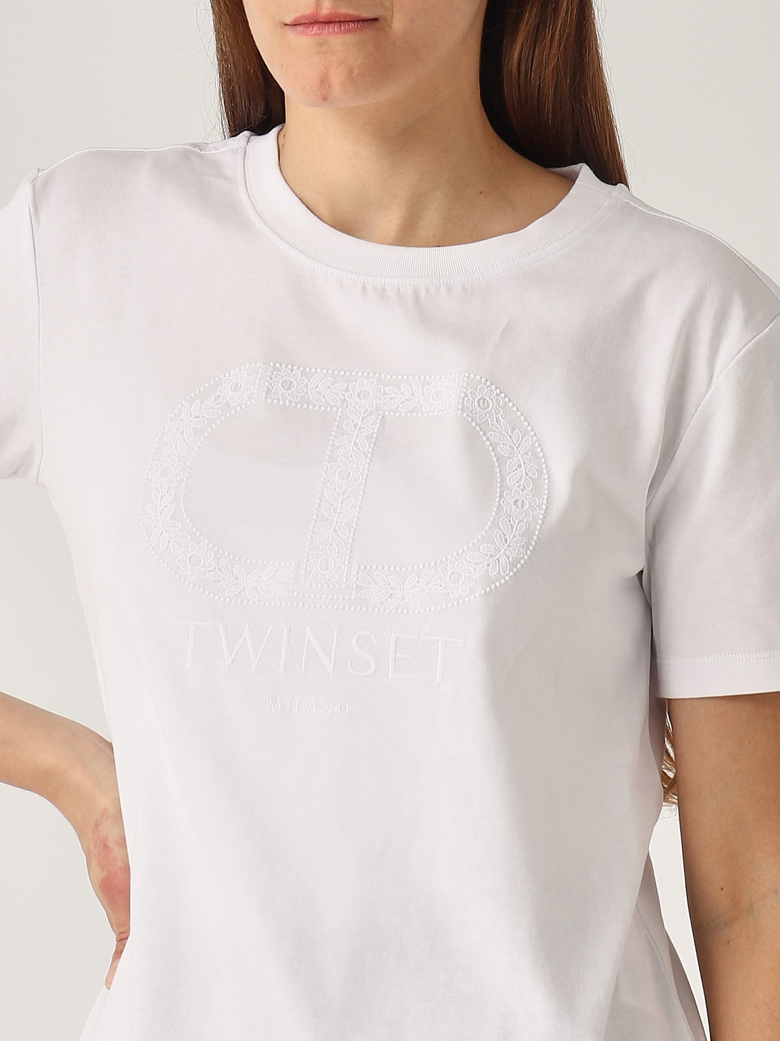 Twinset T-shirt Con Oval-t Metallico T-shirt In Bianco