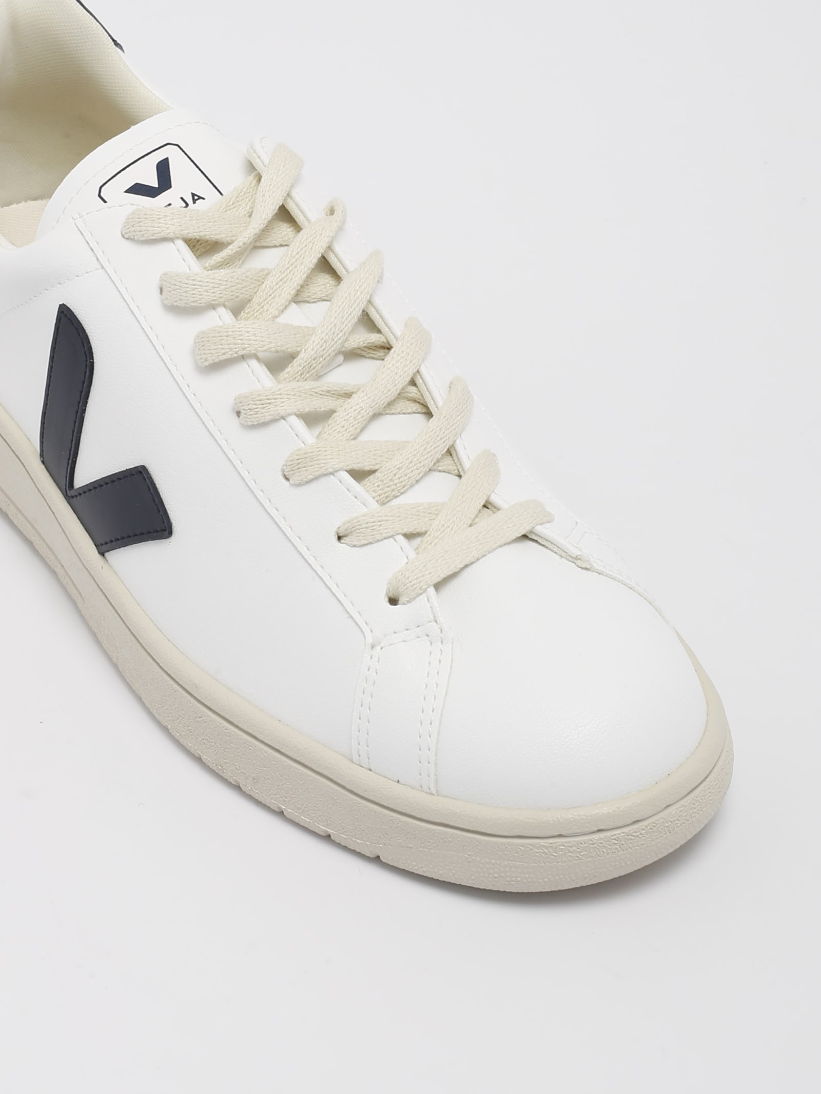 Shop Veja Sneakers Sneaker In Bianco