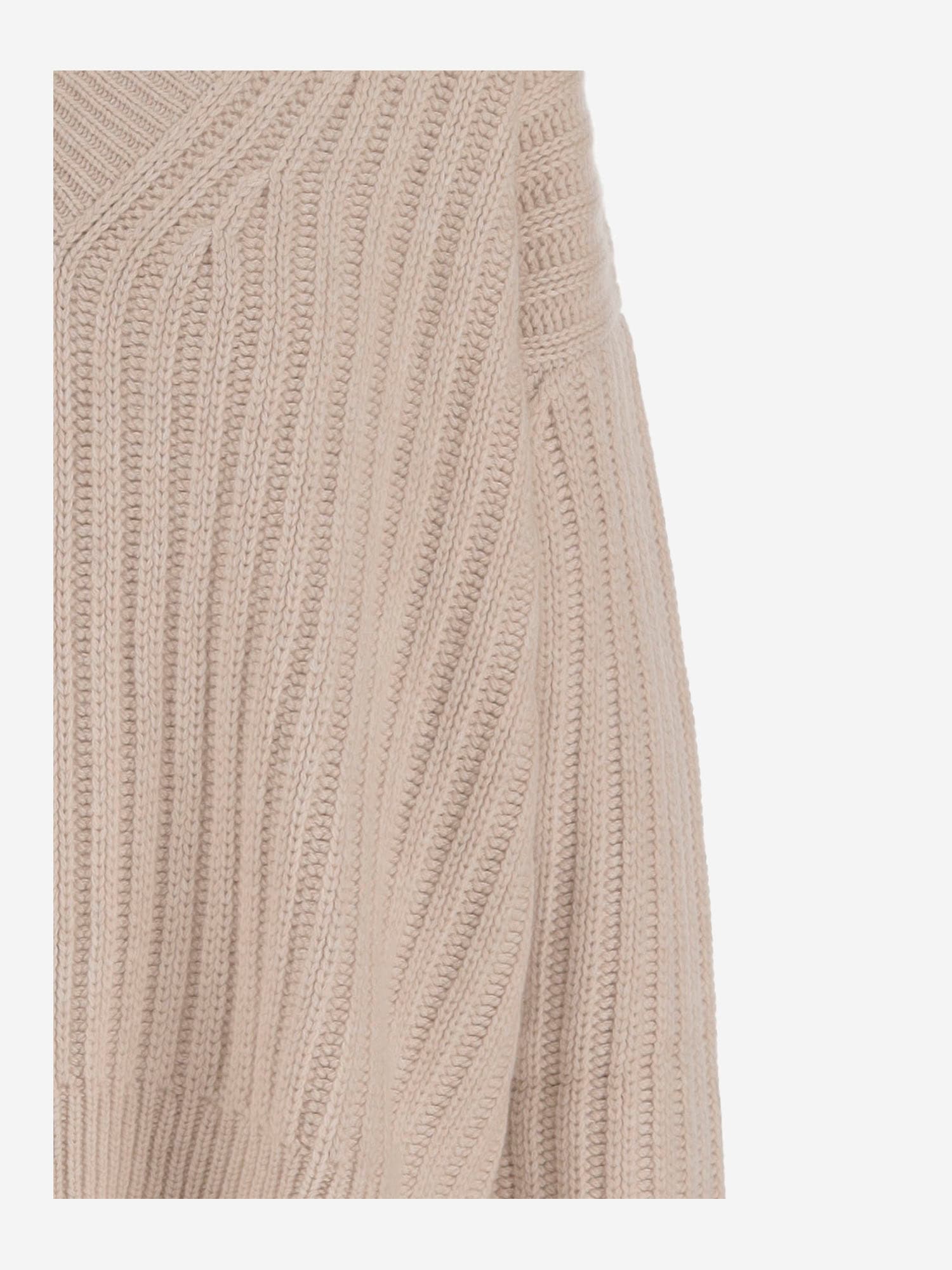 Allude V-neck Cashmere Sweater With Rib Knitting And Elasticized Edges In Gray