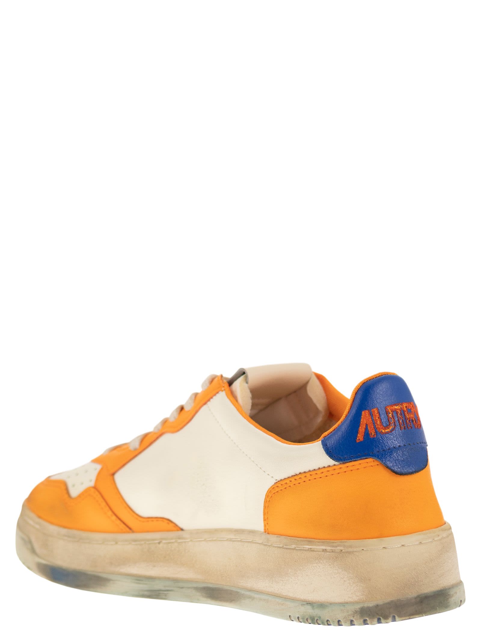 Shop Autry Medalist - Super Vintage Trainers In White/yellow