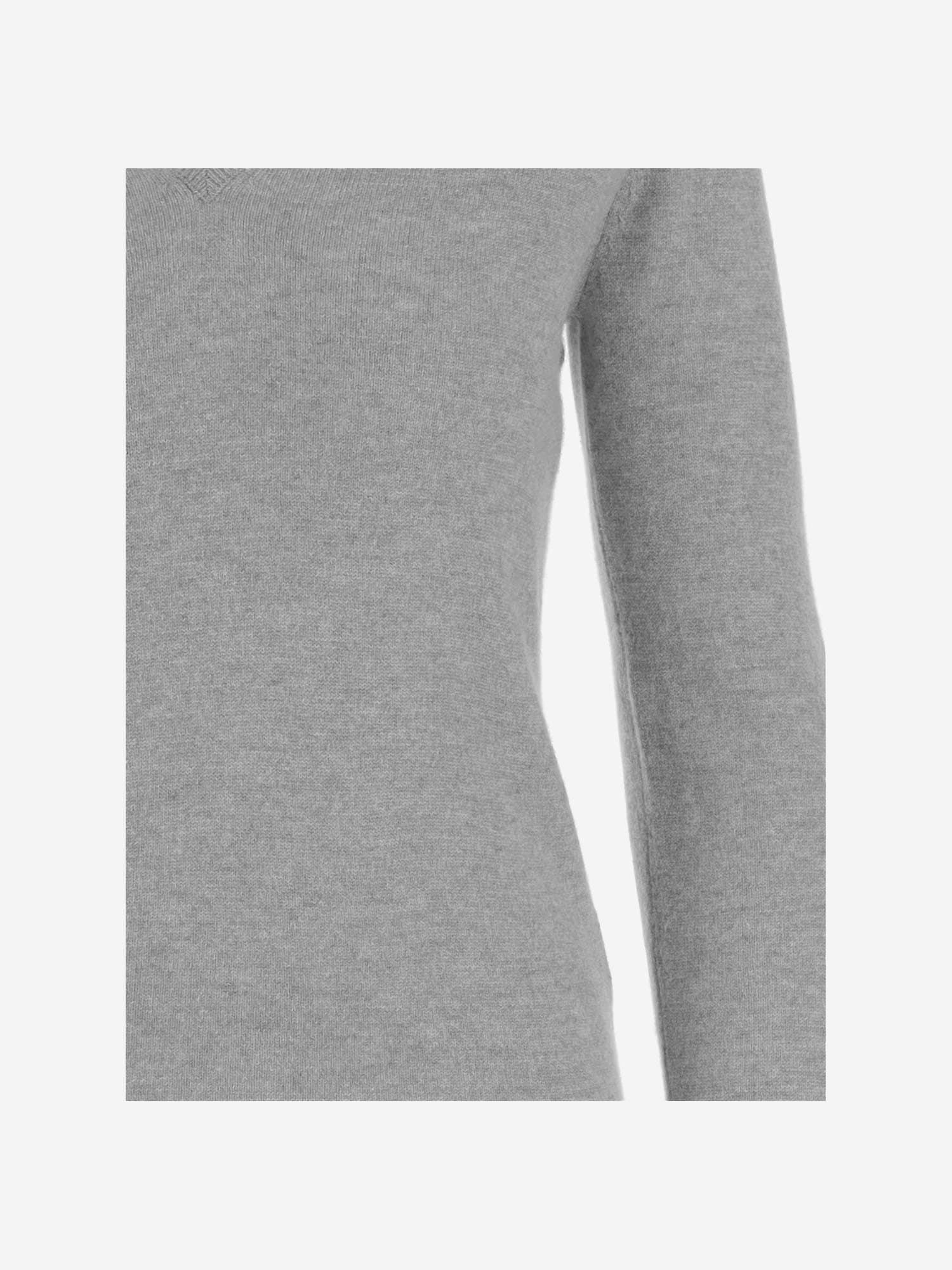 Allude V-neck Cashmere Sweater With Ribbed Edges And Timeless Silhouette In Gray