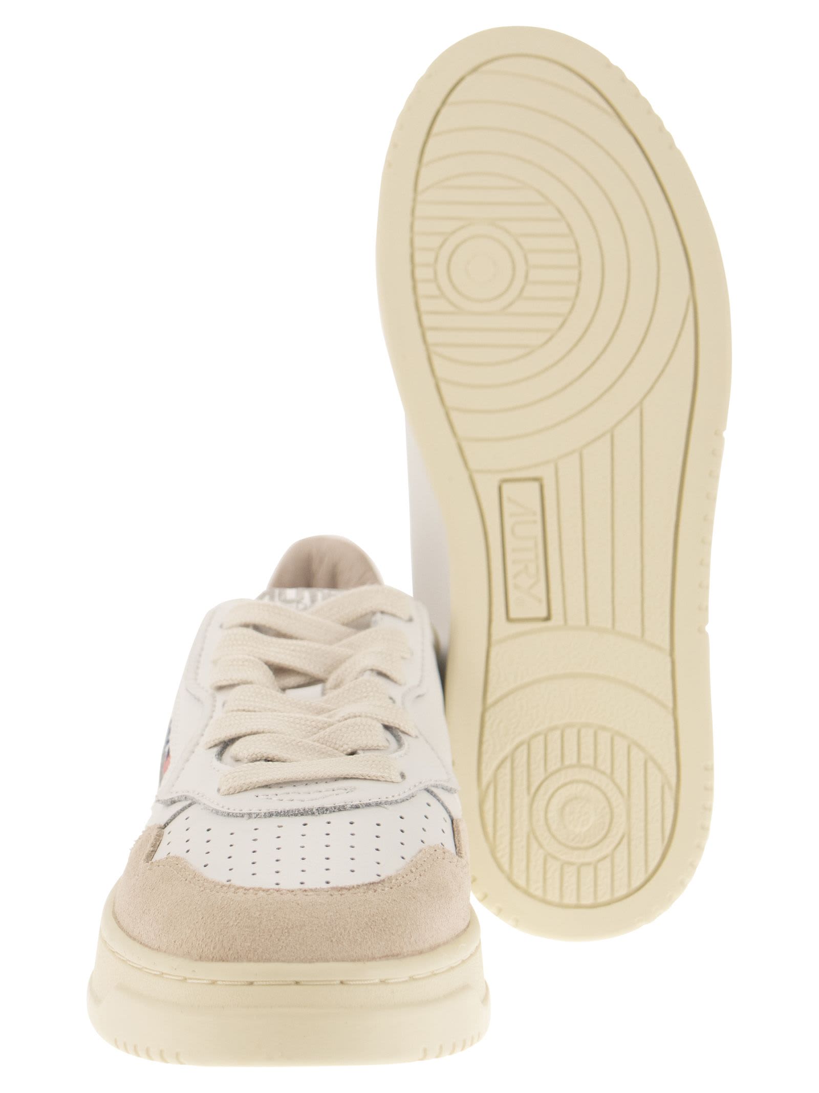 Autry Low Top Medalist Sneakers In White