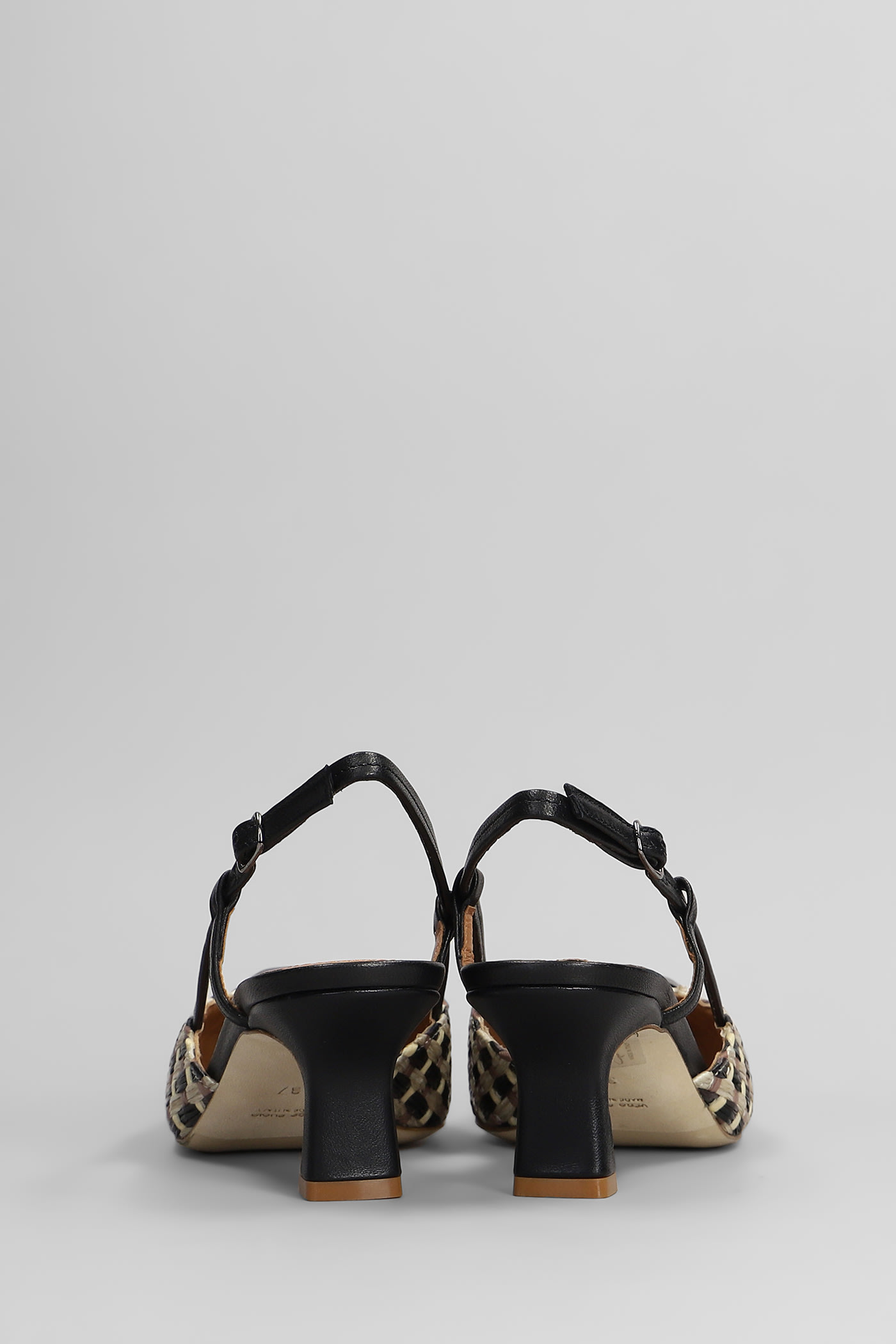 Julie Dee Pumps In Black Raffia In Black