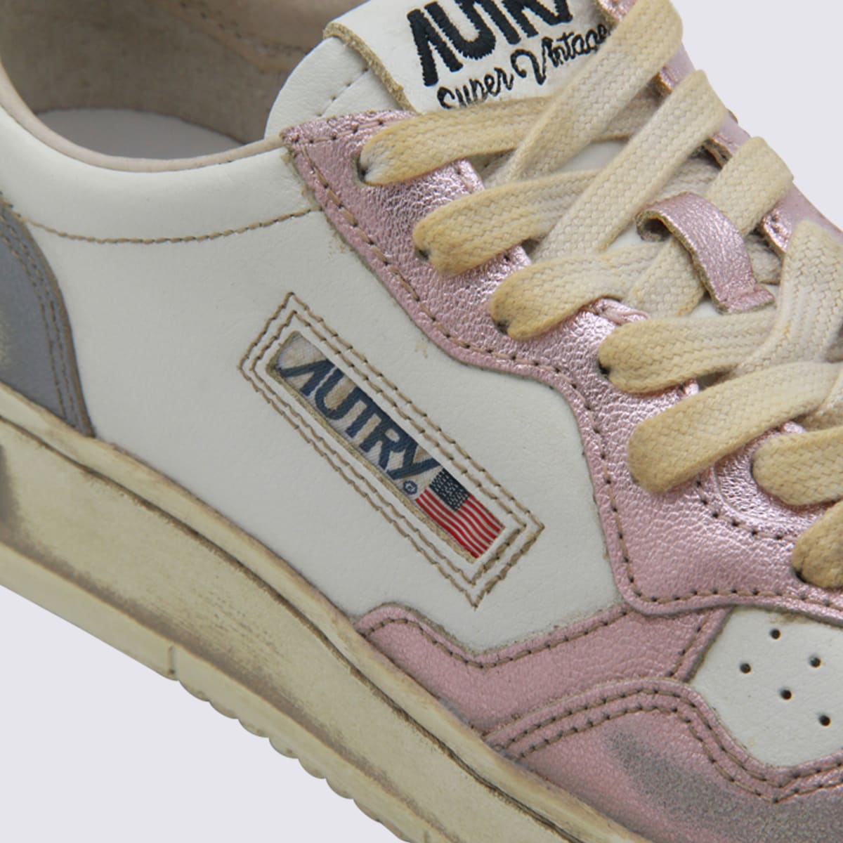 Autry Medalist Low Sneakers Super Vintage In White Rose And Blackboard Leather Shoes In Multi