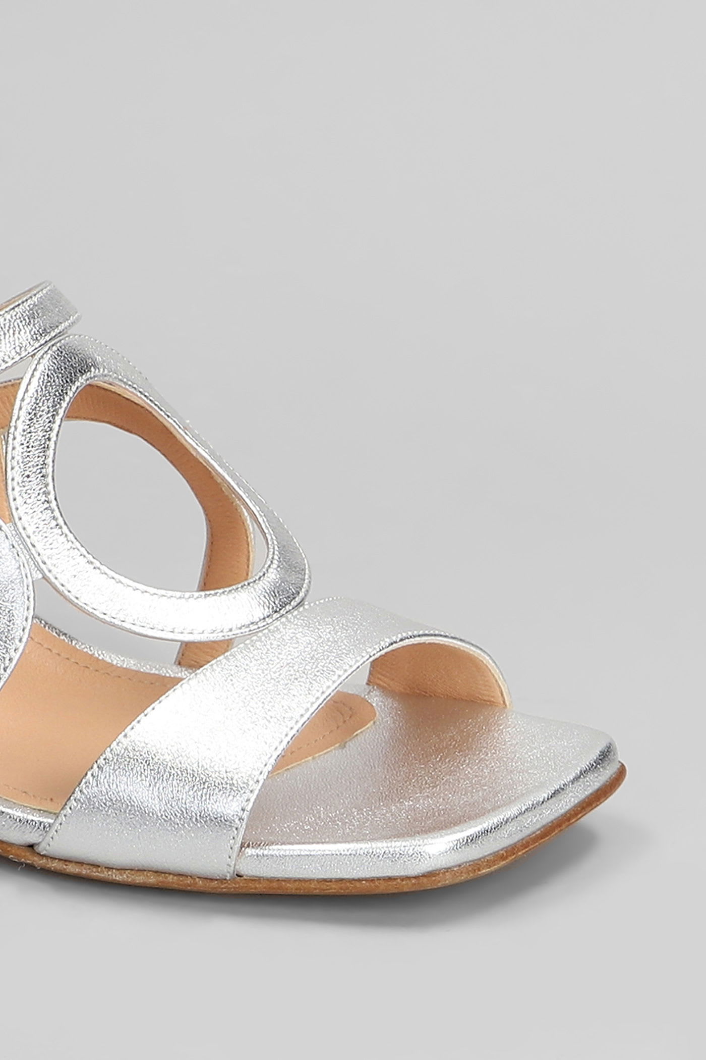 Julie Dee Pumps In Silver Leather