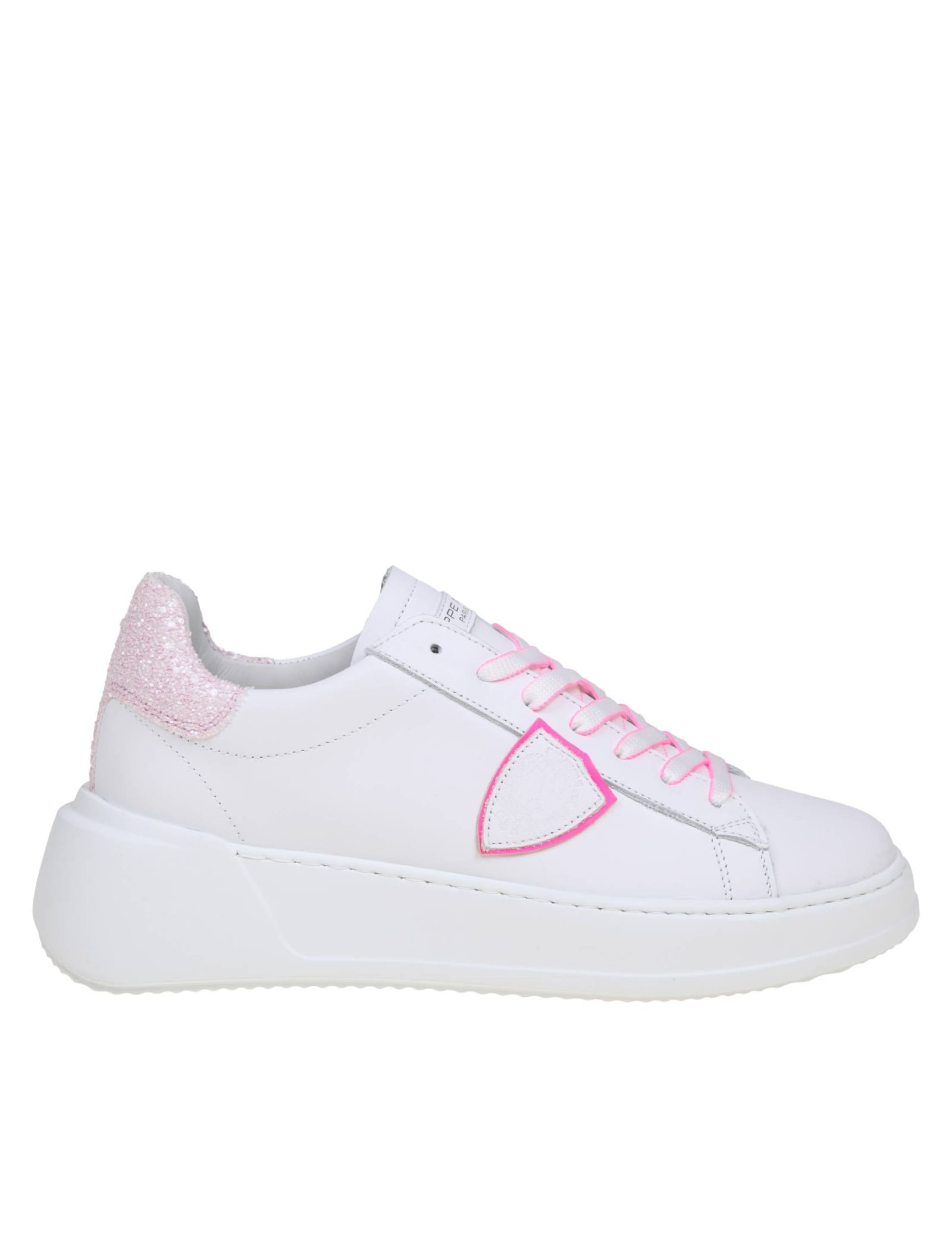Shop Philippe Model Tres Temple Low In White And Fuchsia Leather In Blanc/fucsia