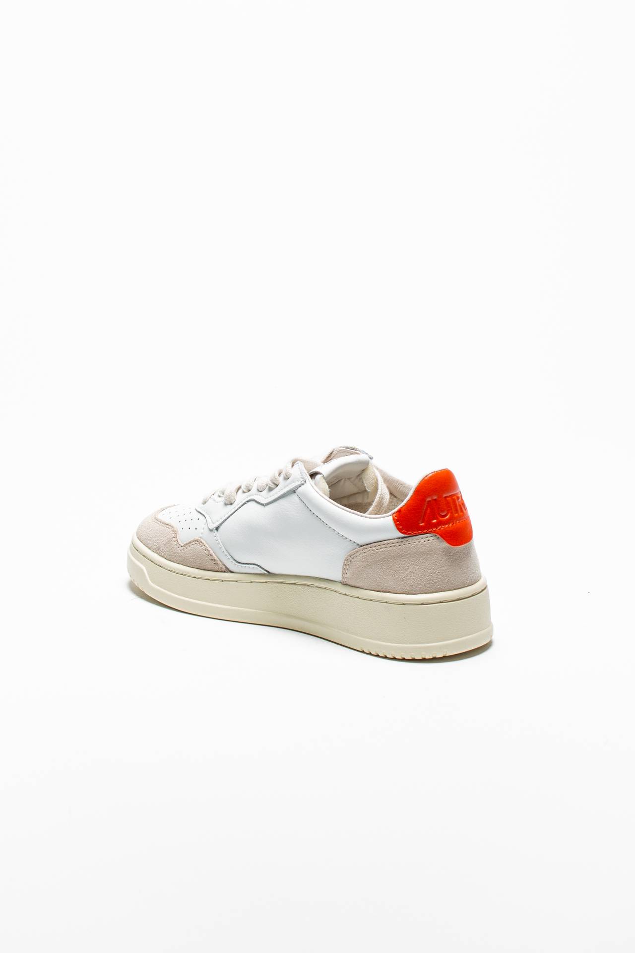 Shop Autry Medalist Low Sneakers In Bianco