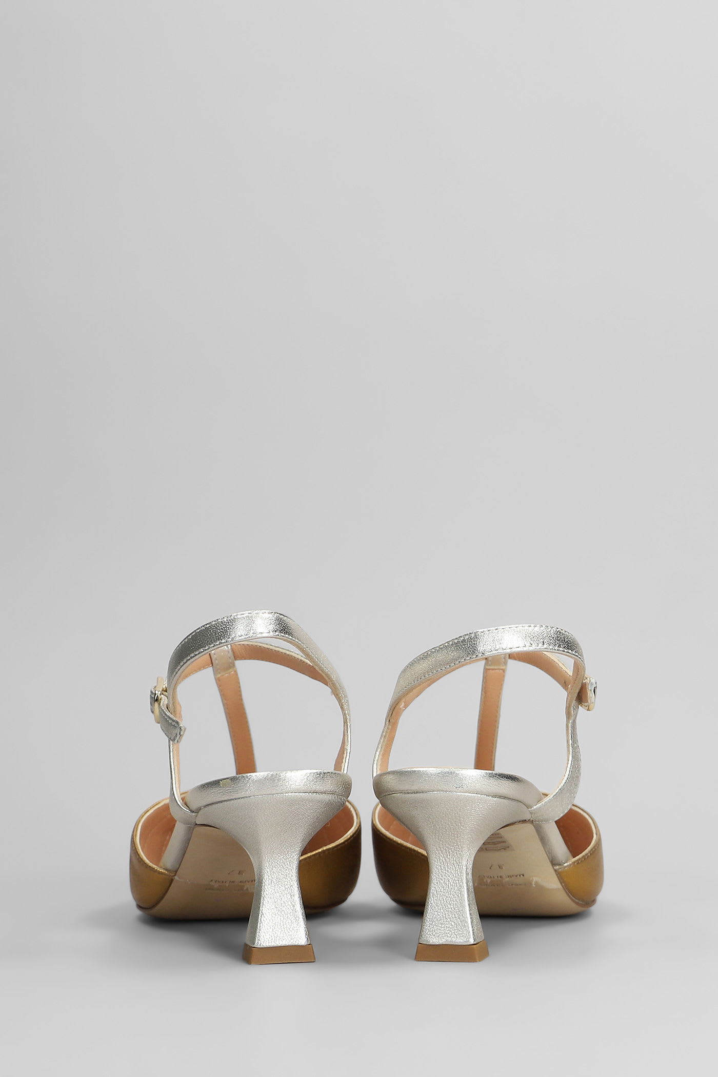 Julie Dee Pumps In Platinum Leather