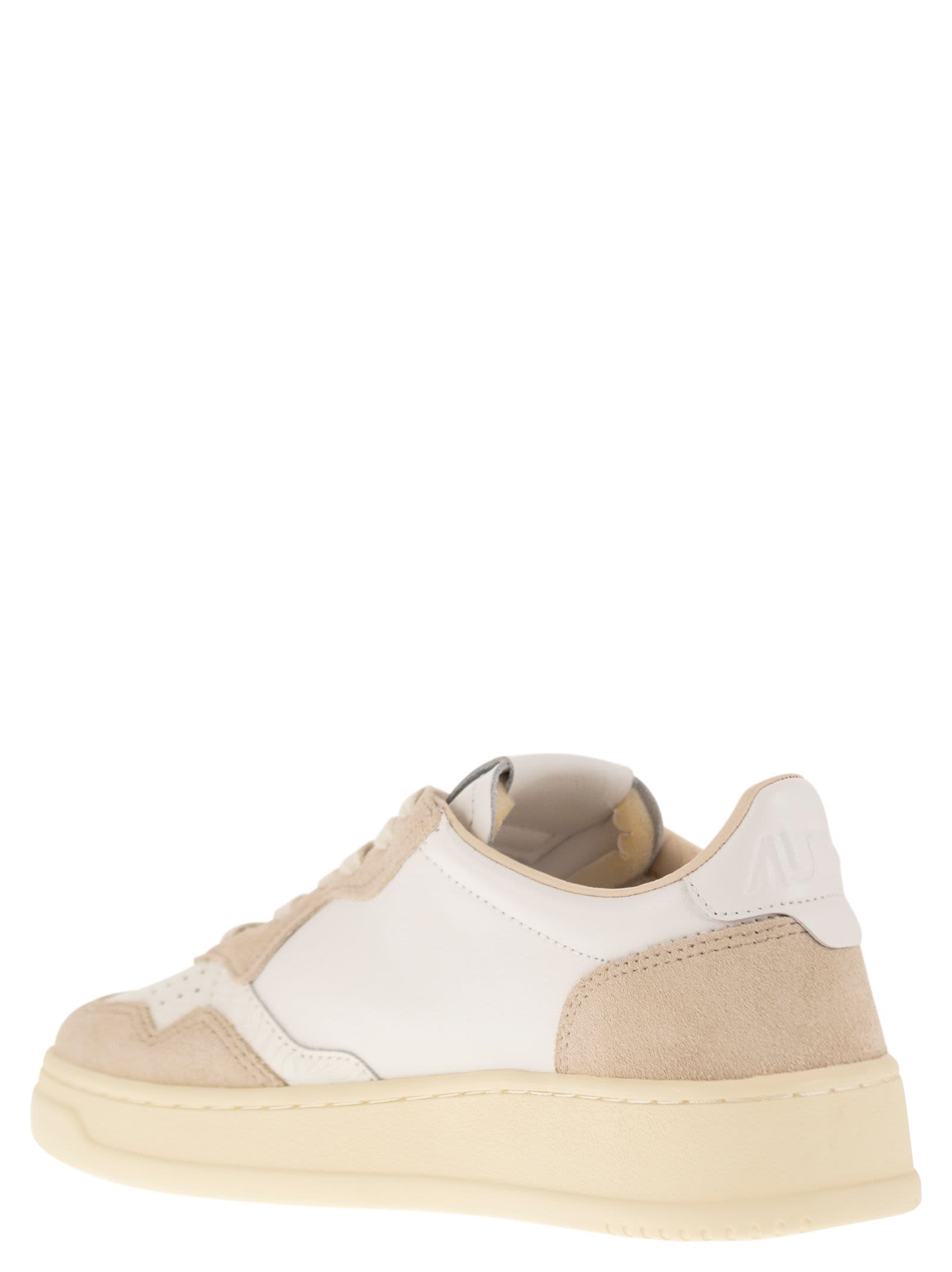 Shop Autry Medalist Low - Leather Trainers In Bianco