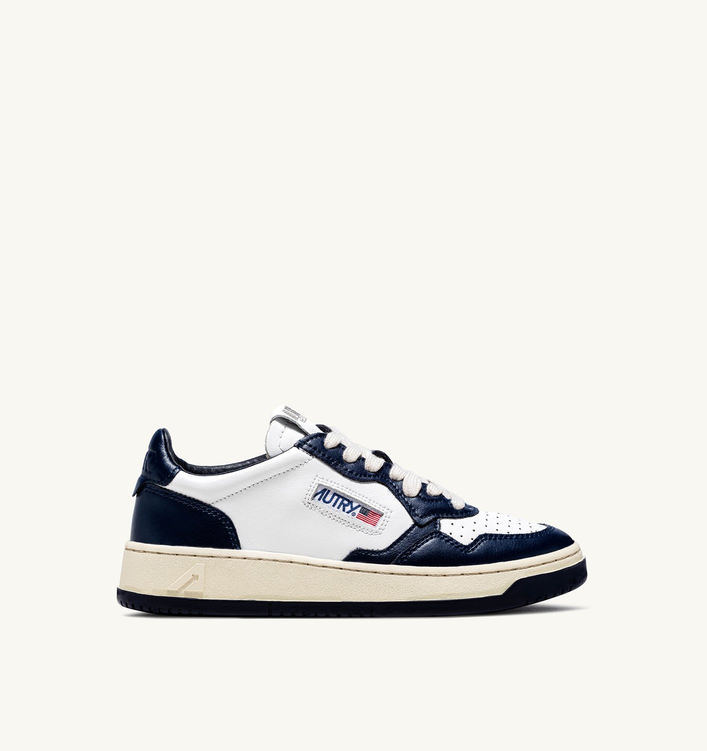 Autry Medalist Low Leather Sneakers In Wht/blue