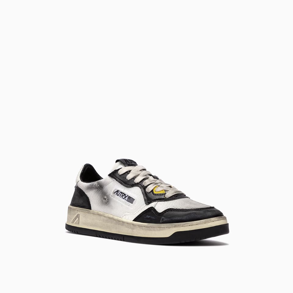 Shop Autry Super Vintage Low Sneakers Avlm Ms10 In Wht/silver