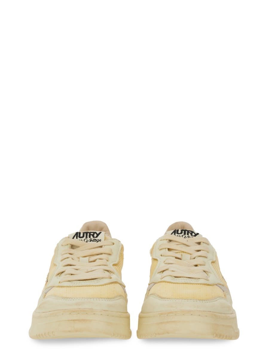 Autry Medalist Low Super Vintage Sneakers In Ivory