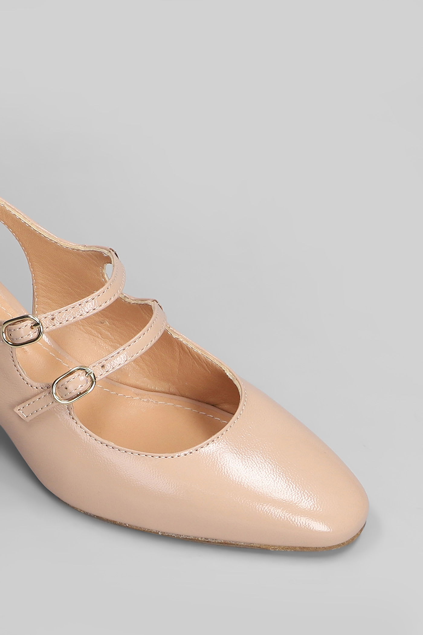 Julie Dee Pumps In Powder Leather