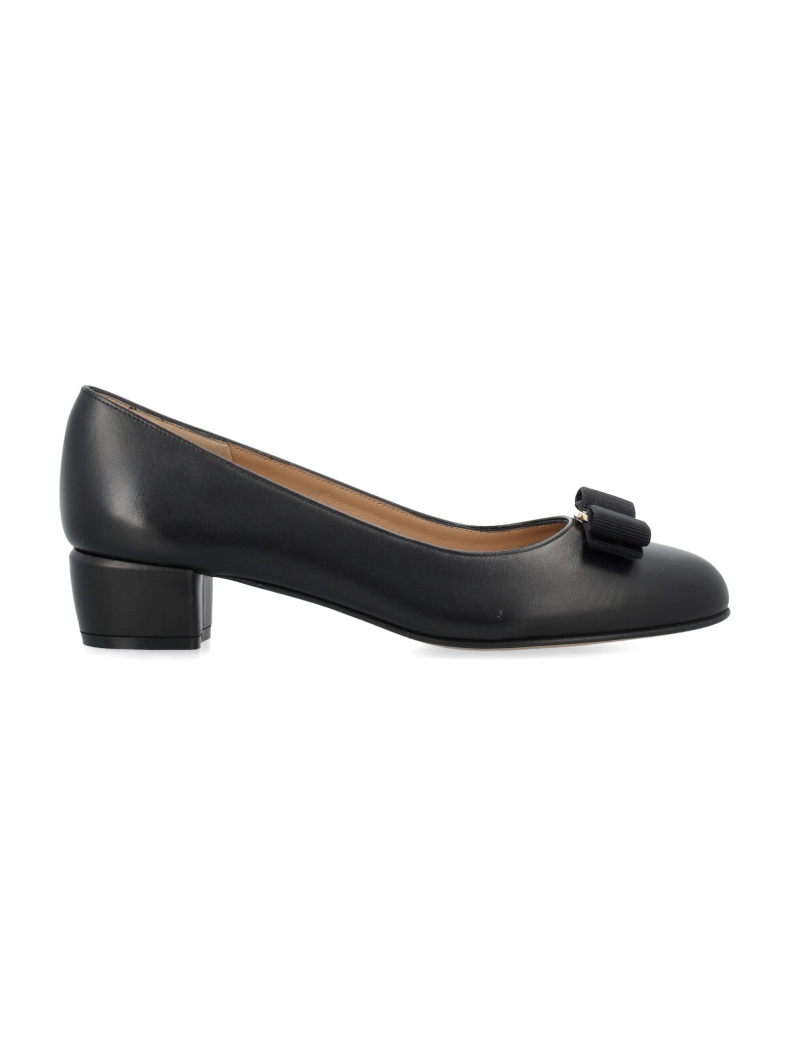 Shop Ferragamo Vara 1 Pump In Nero