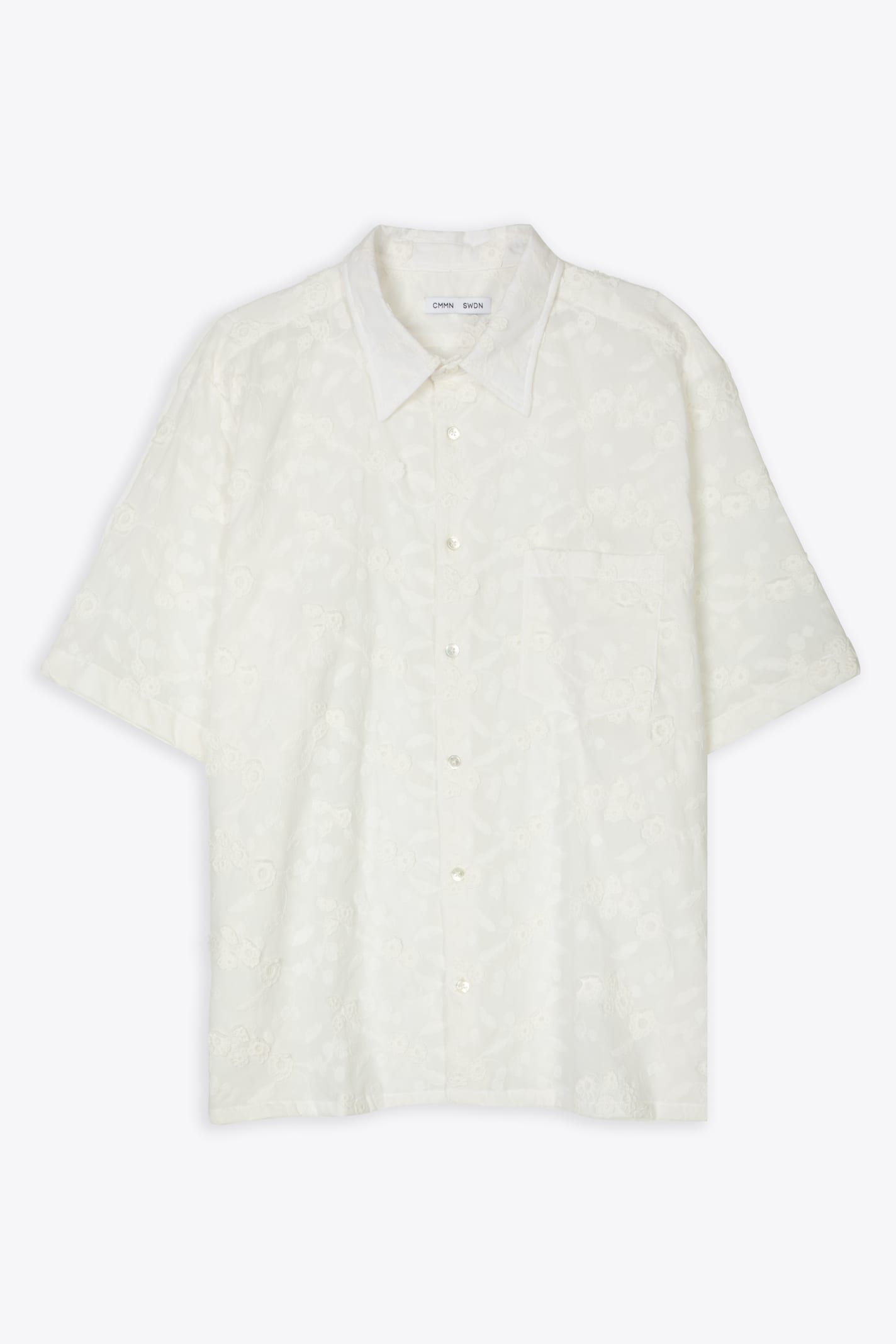 CMMN SWDN SHORT SLEEVE BUTTON UP SHIRT CUT IN A BOXY FIT WHITE COTTON SHIRT WITH FLOWER EMBROIDERY - NIELS