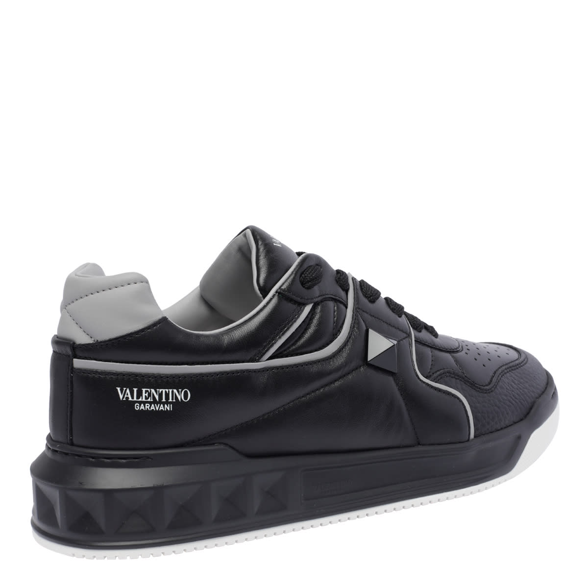 Valentino One Stud Low-top Sneakers In Black