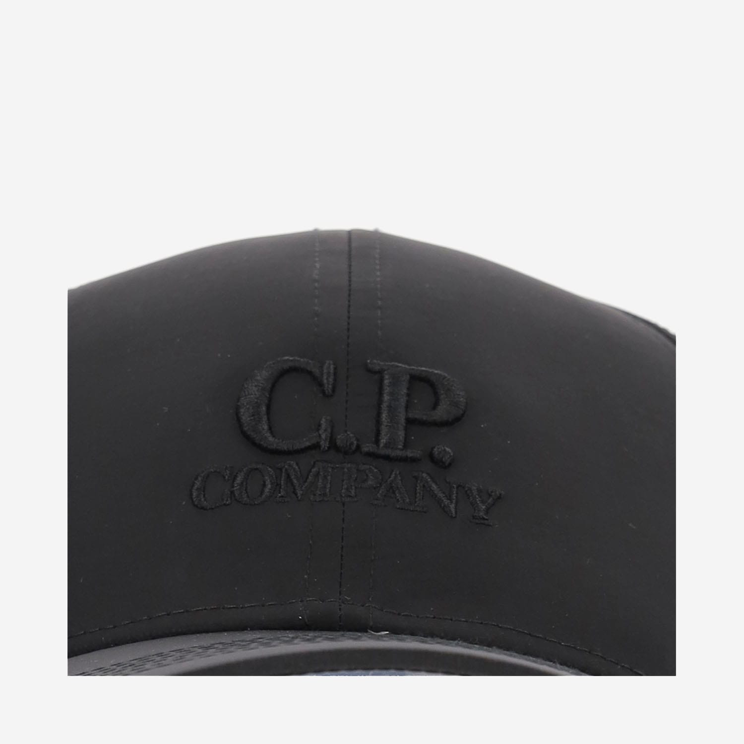 C.P. COMPANY CHROME-R NYLON HAT WITH LOGO