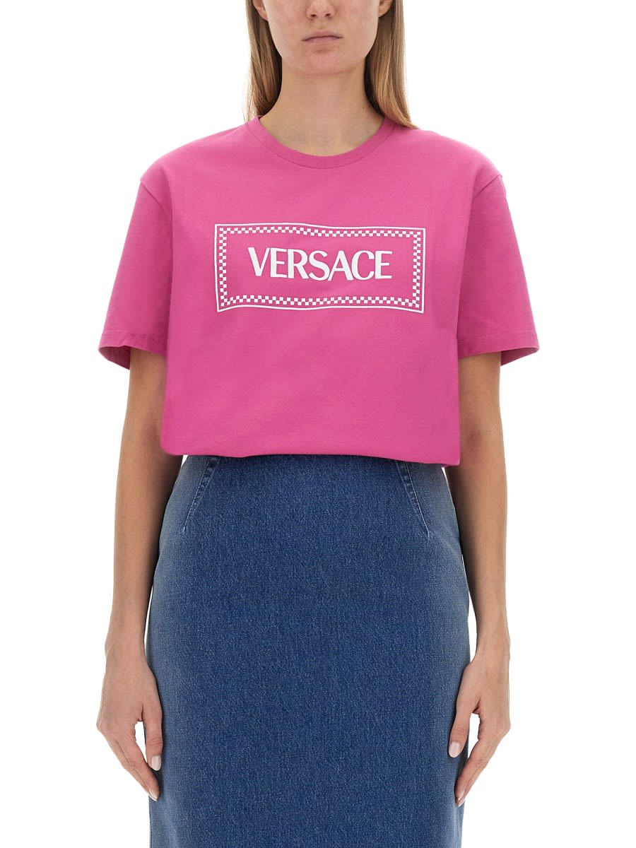 Shop Versace T-shirt With 90s Vintage Logo In Fuchsia