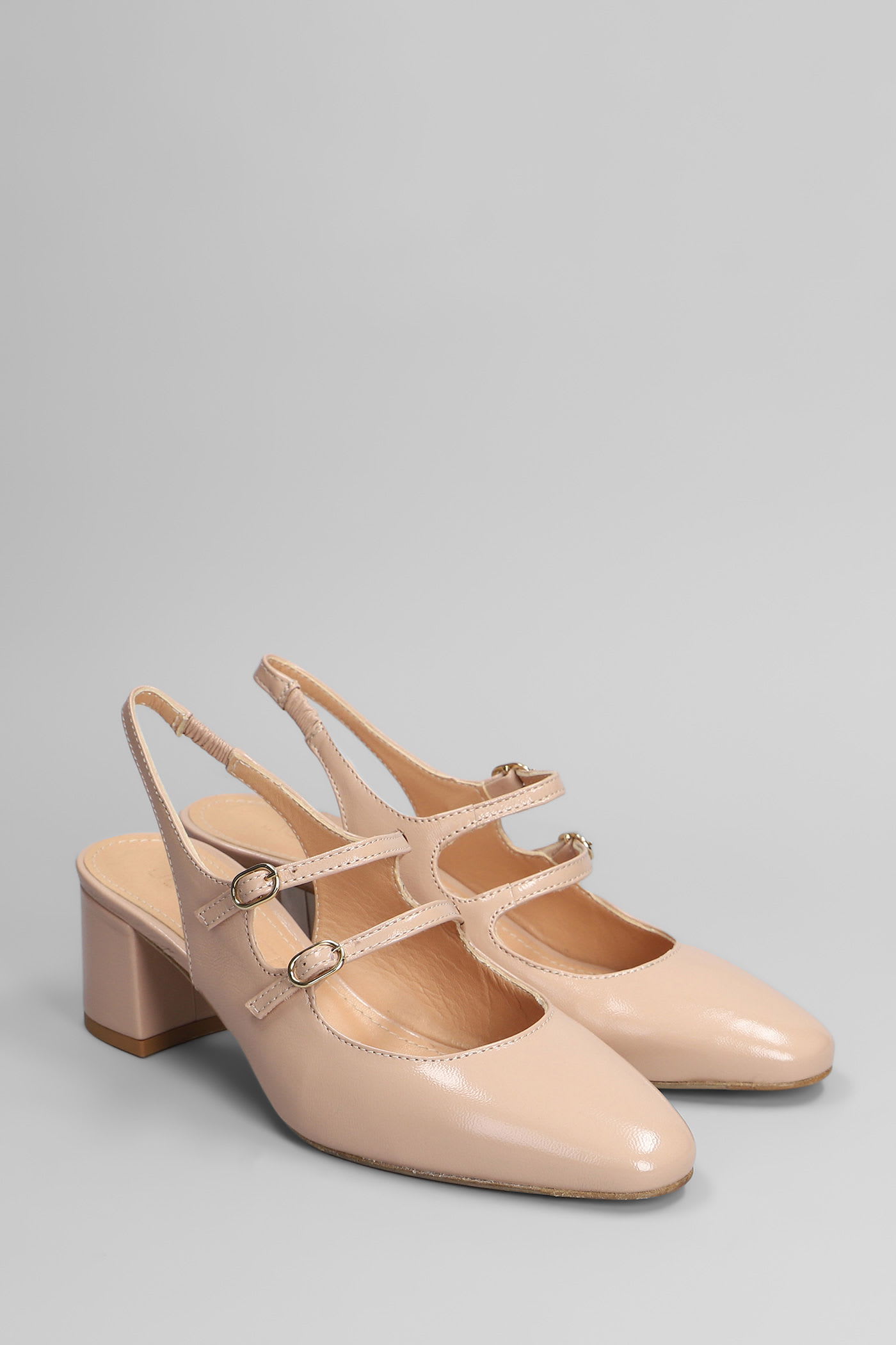 Julie Dee Pumps In Powder Leather