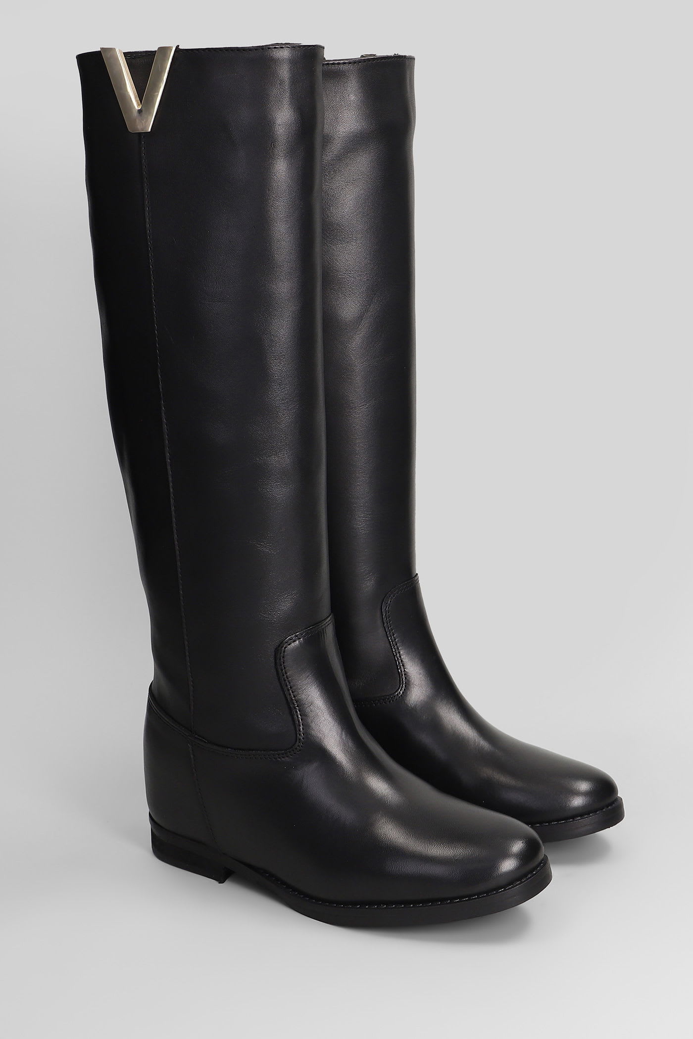 Julie Dee In Black Leather In Black
